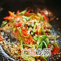 美食丨湘菜经典奇丑无比却美味无穷的猪血丸子