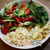 美食丨湘菜经典奇丑无比却美味无穷的猪血丸子