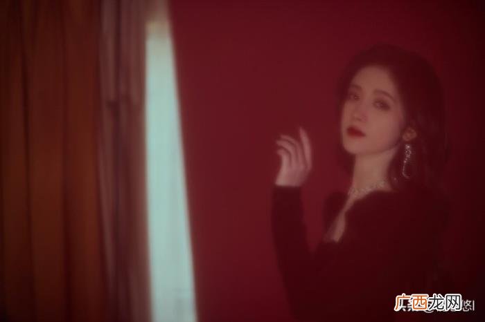 鞠婧祎黑色丝绒礼服，鞠婧祎黑丝绒长裙显高贵典雅