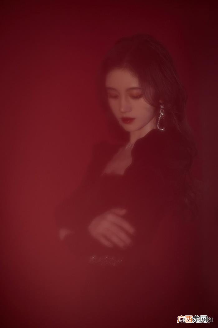 鞠婧祎黑色丝绒礼服，鞠婧祎黑丝绒长裙显高贵典雅