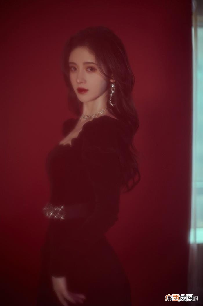 鞠婧祎黑色丝绒礼服，鞠婧祎黑丝绒长裙显高贵典雅