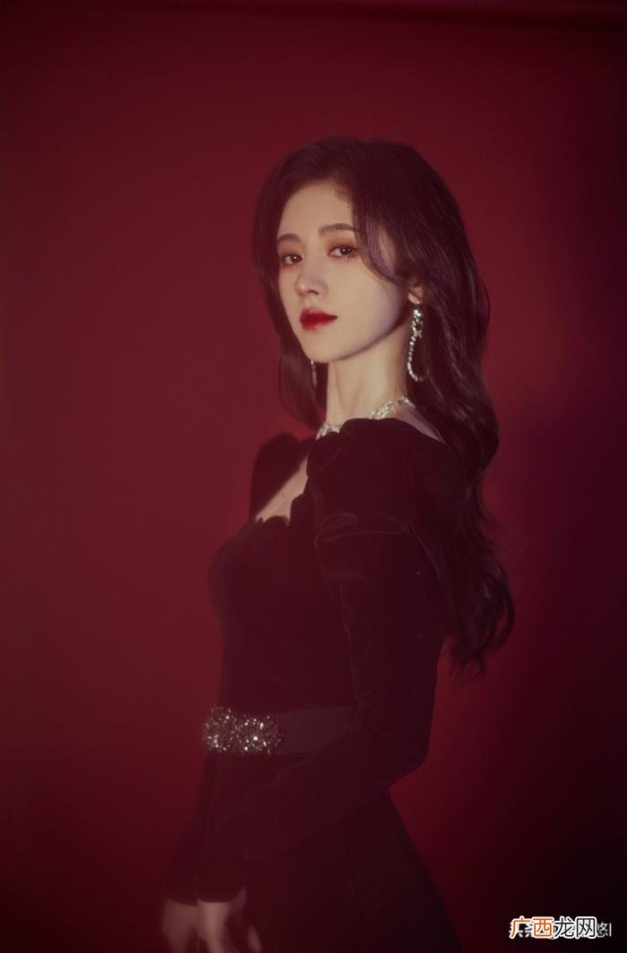 鞠婧祎黑色丝绒礼服，鞠婧祎黑丝绒长裙显高贵典雅