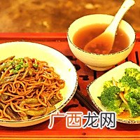 烧肉豆角焖面