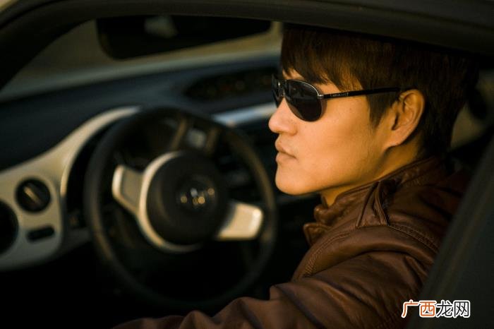 献殷勤是什么意思，男人频繁的对女人献殷勤