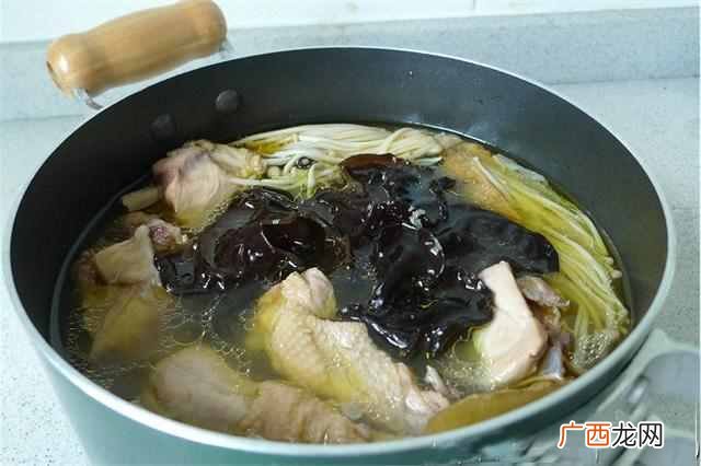 鲜美鸡汤这样做好吃 煲鸡汤的做法大全