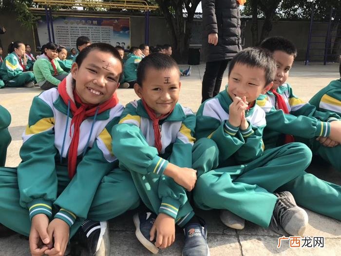 小学生早恋怎么办，六年级女儿疑似早恋