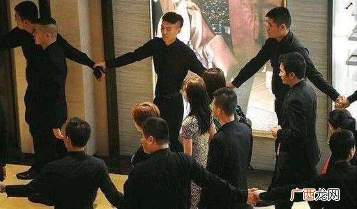 明星出门带保镖,明星带保镖出门