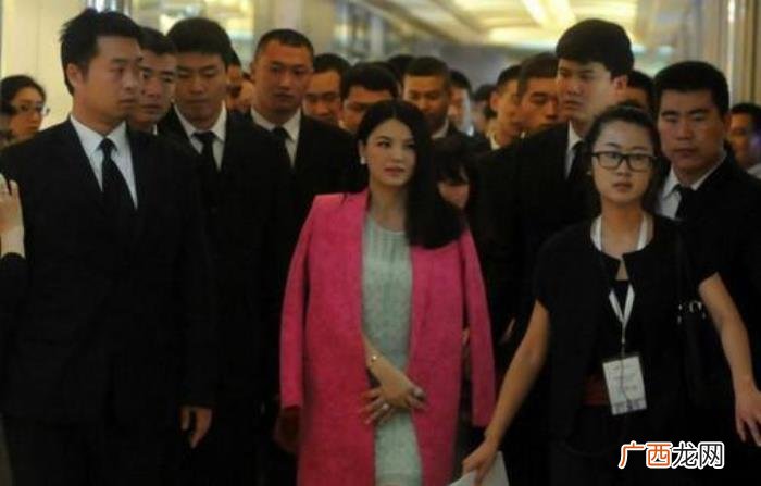 明星出门带保镖,明星带保镖出门
