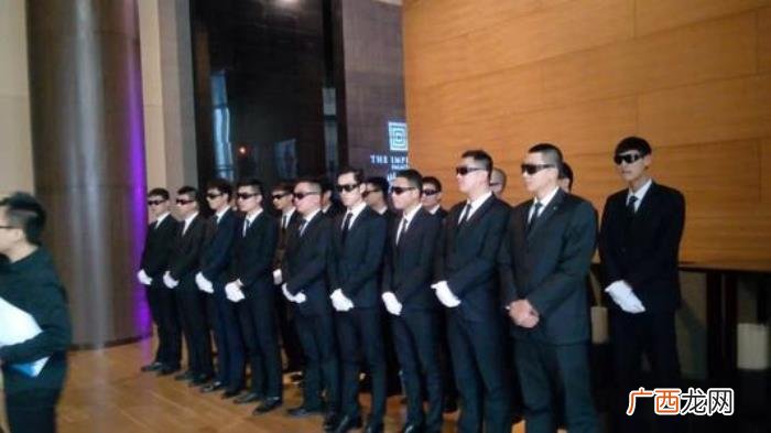 明星出门带保镖,明星带保镖出门