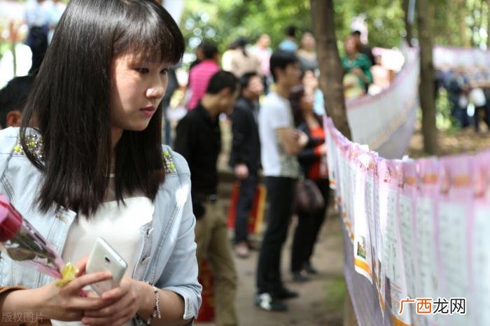 相亲女考验你的表现，相亲时男子拒买2800元大衣
