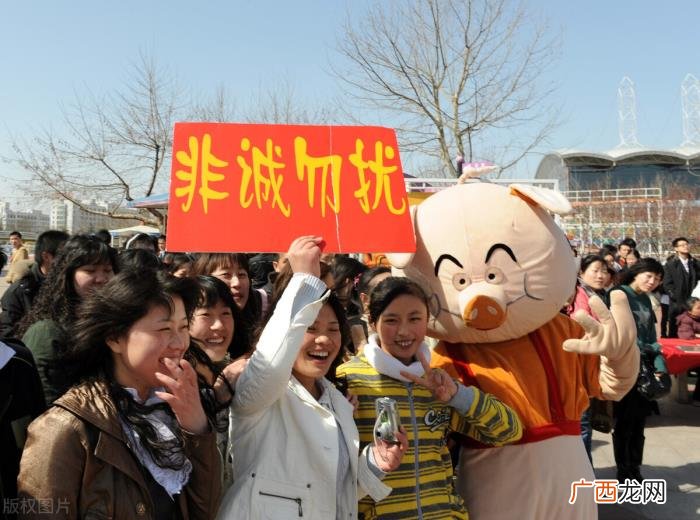 相亲女考验你的表现，相亲时男子拒买2800元大衣