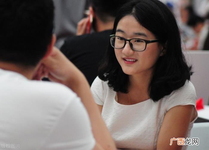 相亲女考验你的表现，相亲时男子拒买2800元大衣