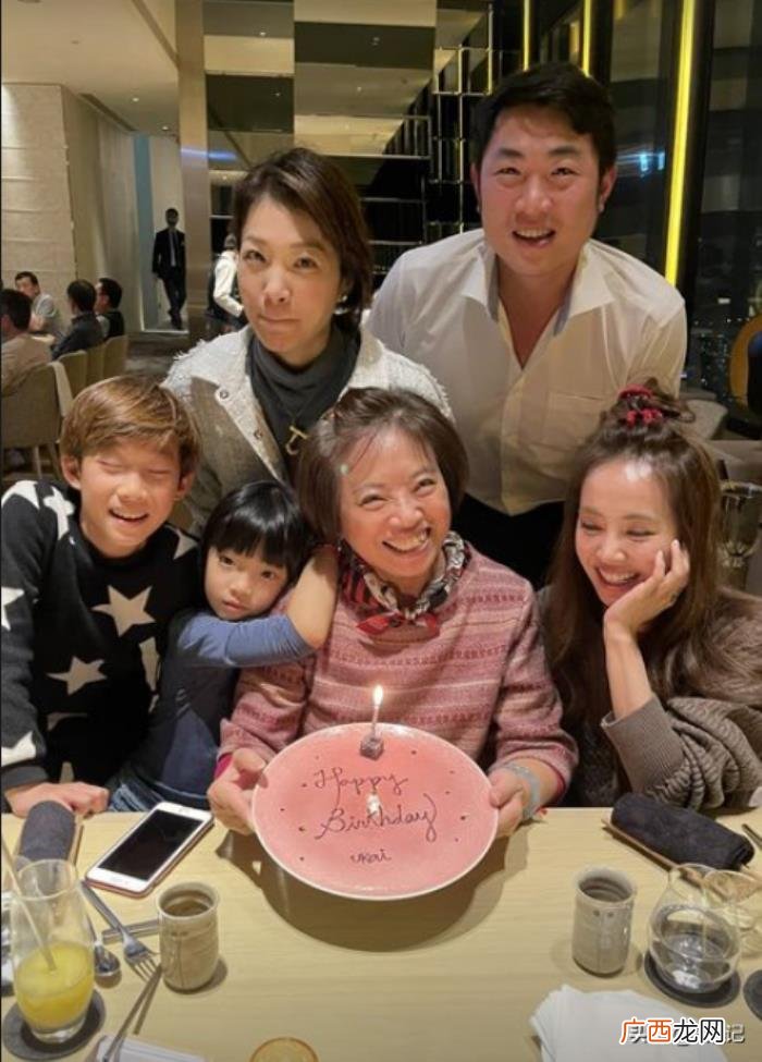 蔡依林一家为妈妈开心庆生 蔡依林的妈妈