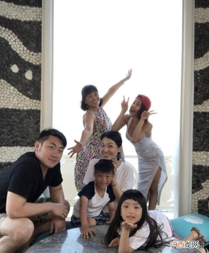 蔡依林一家为妈妈开心庆生 蔡依林的妈妈