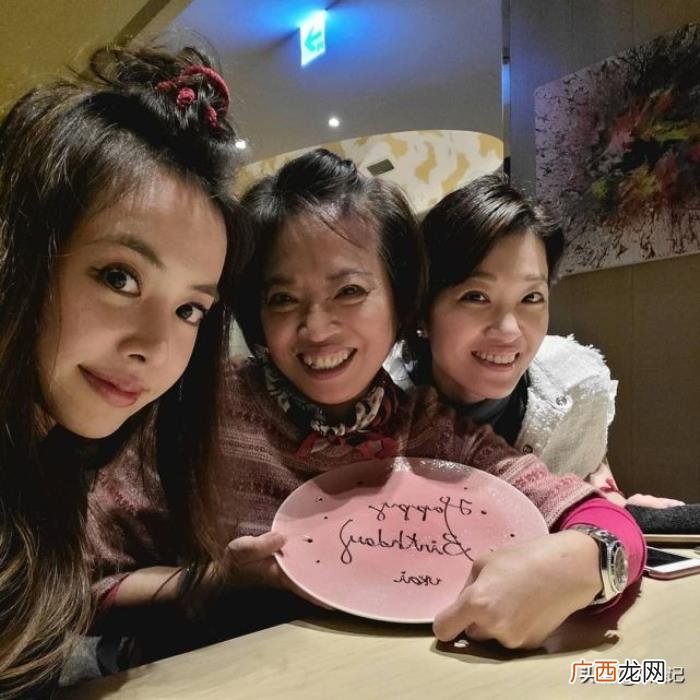 蔡依林一家为妈妈开心庆生 蔡依林的妈妈