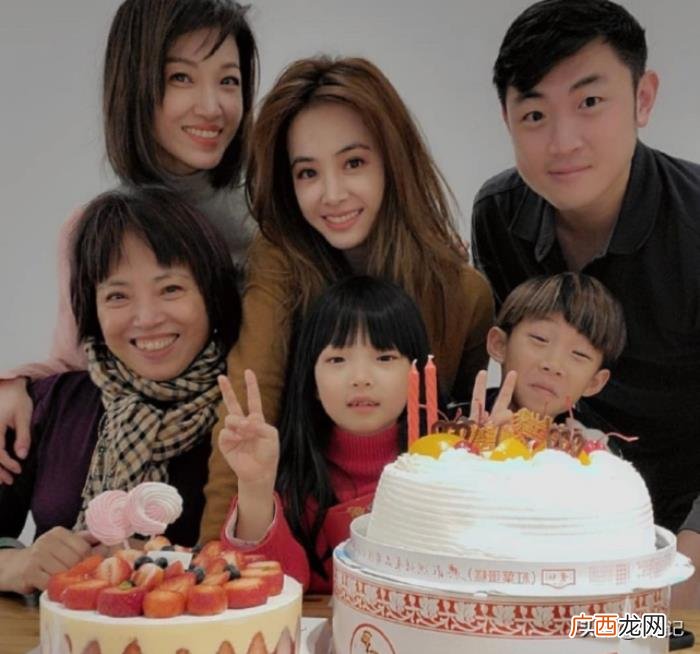 蔡依林一家为妈妈开心庆生 蔡依林的妈妈