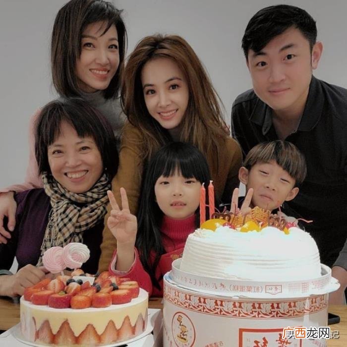 蔡依林一家为妈妈开心庆生 蔡依林的妈妈