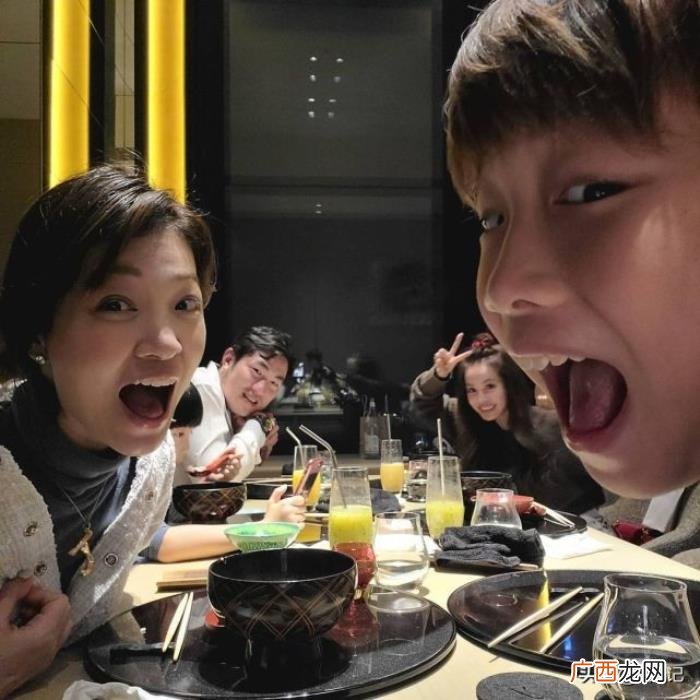 蔡依林一家为妈妈开心庆生 蔡依林的妈妈