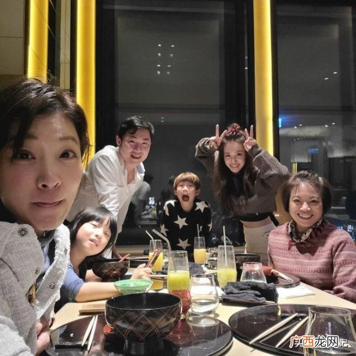 蔡依林一家为妈妈开心庆生 蔡依林的妈妈