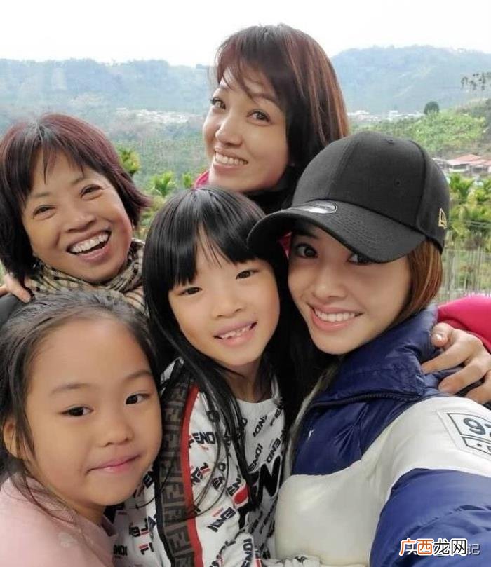 蔡依林一家为妈妈开心庆生 蔡依林的妈妈