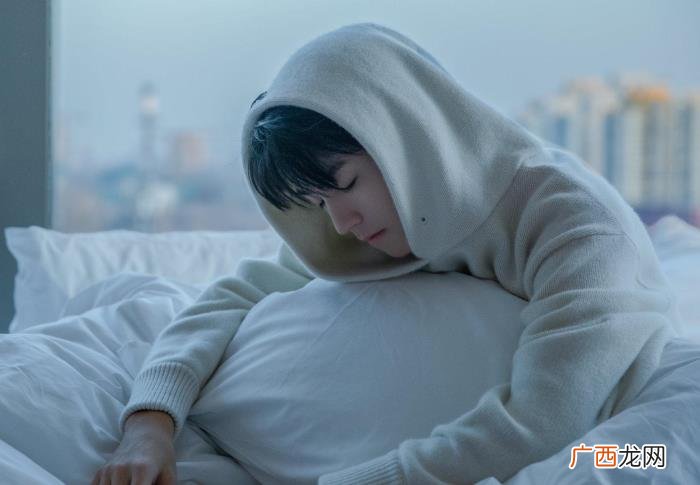 王俊凯喜欢吃什么水果和蔬菜，王俊凯亲手给工作人员做三明治吃