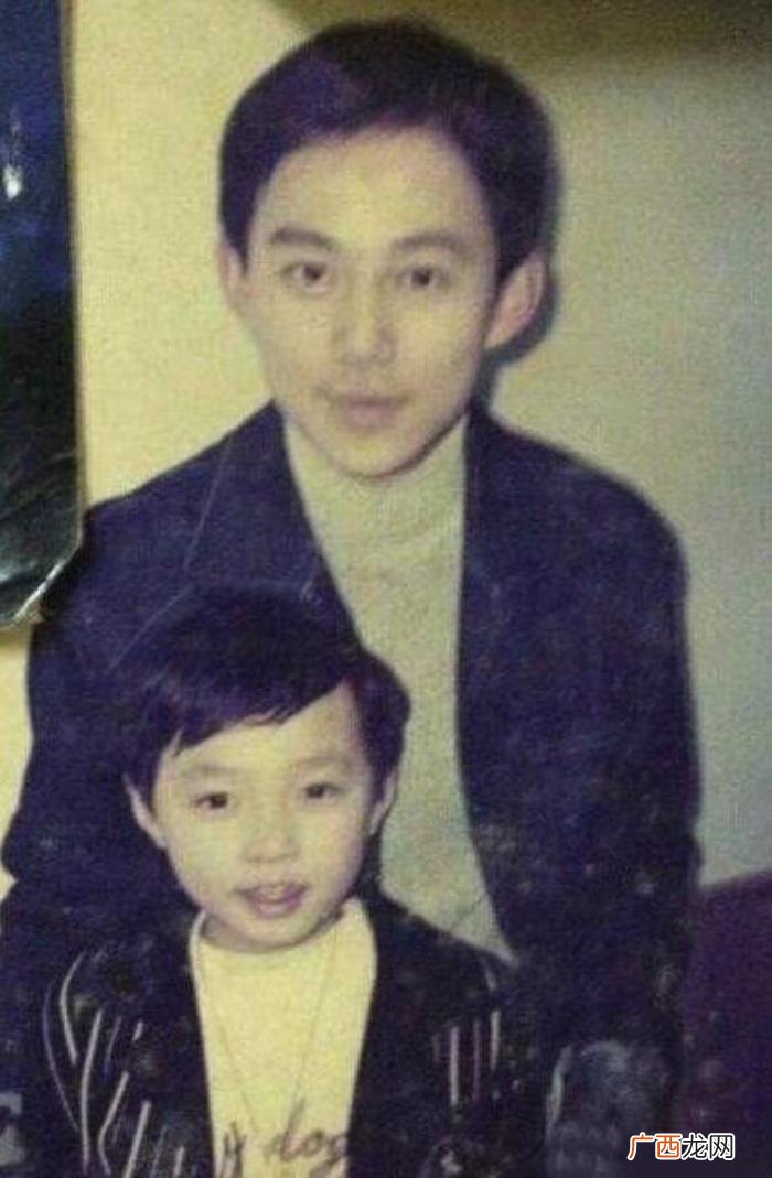 张艺兴和小朋友合照，张艺兴晒童年与何炅合照为其庆生