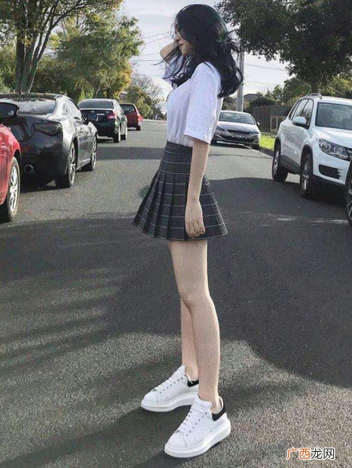 夏天百褶短裙减龄效果极佳 短裙怎么搭配
