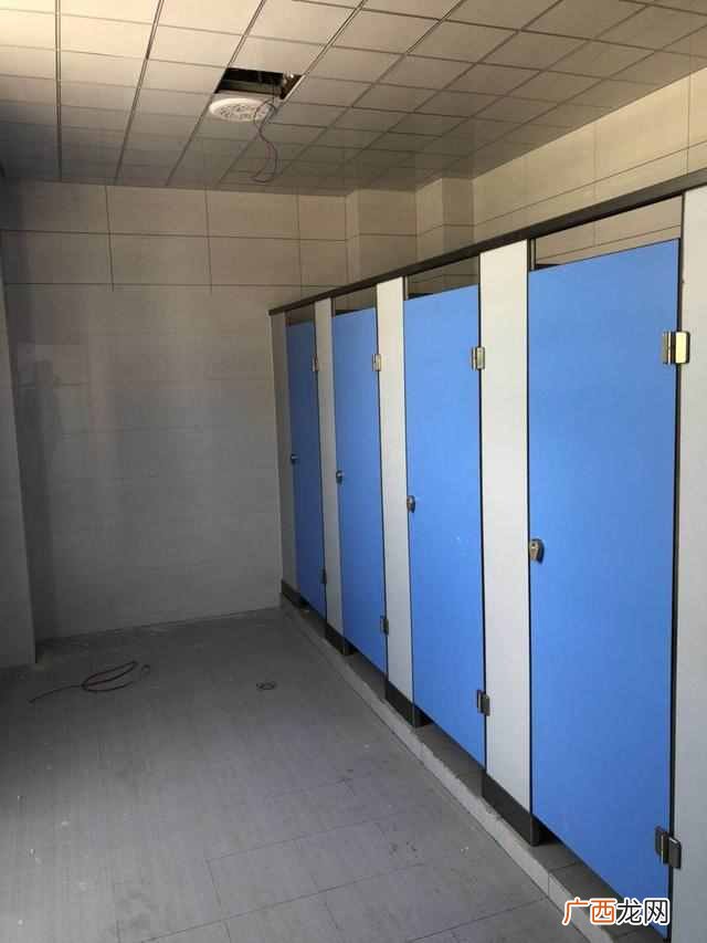 卫生间隔断板材有几种，卫生间隔断一般用什么