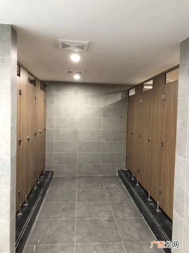 卫生间隔断板材有几种，卫生间隔断一般用什么