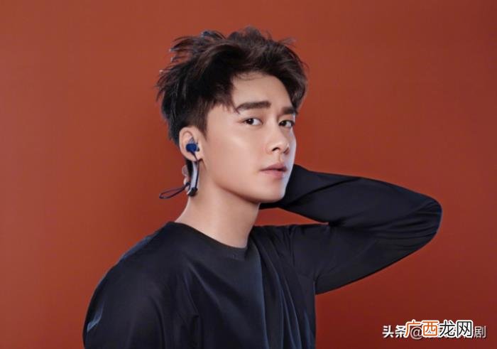 王一博和李易峰谁帅，王一博和李易峰西装同框后