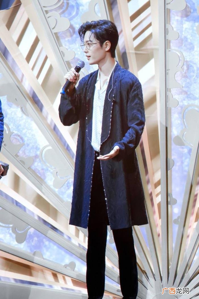 肖战高清大图壁纸手机壁纸，肖战西装手机电脑高清照片壁纸