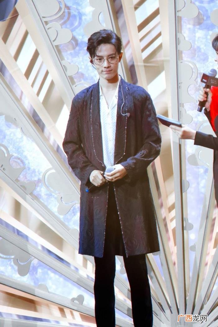 肖战高清大图壁纸手机壁纸，肖战西装手机电脑高清照片壁纸