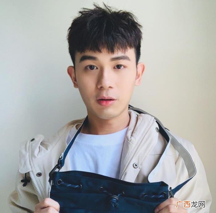阳光清爽的男生发型，男生两边光发型阳光帅气