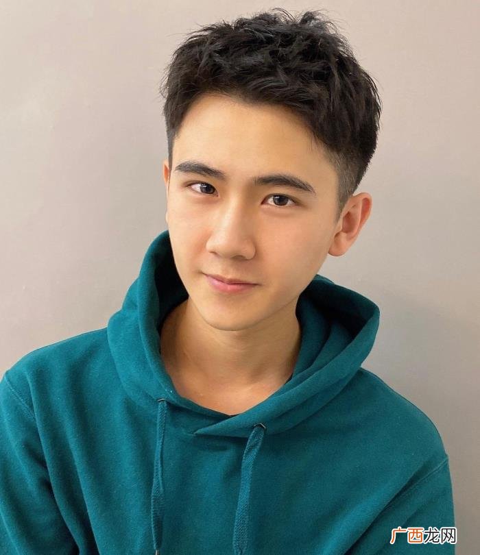 阳光清爽的男生发型，男生两边光发型阳光帅气