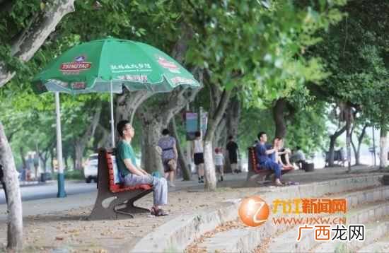 青岛广告伞批发多少钱，广告伞一般哪里有卖的