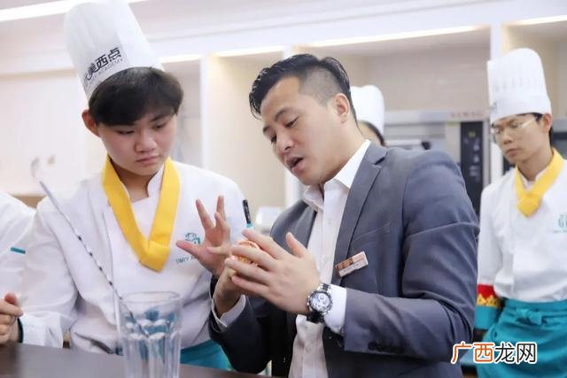 烘焙学校学费一般是多少,学蛋糕甜点多少钱