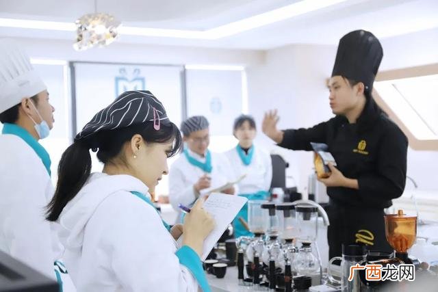 烘焙学校学费一般是多少,学蛋糕甜点多少钱