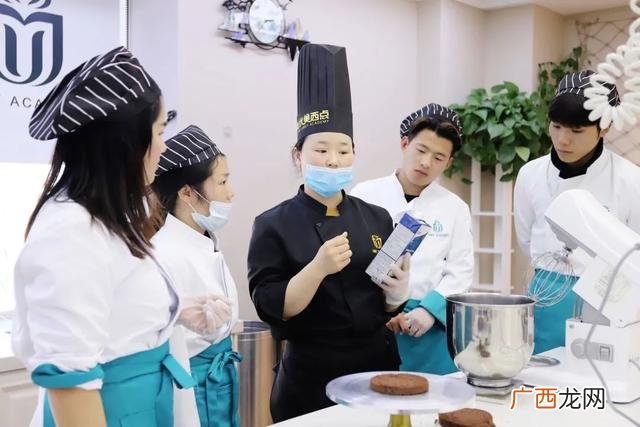 烘焙学校学费一般是多少,学蛋糕甜点多少钱
