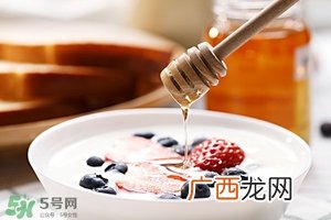 孕妇吃什么宝宝皮肤白孕妇吃什么宝宝白