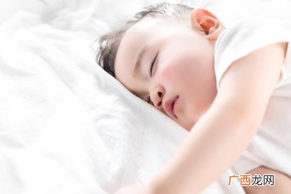 新生儿睡觉一惊一惊新生儿睡眠不好的原因