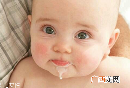 新生儿吐奶怎么回事?新生儿吐奶处理办法