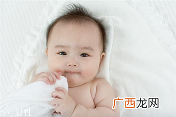 新生儿吐奶怎么回事?新生儿吐奶处理办法