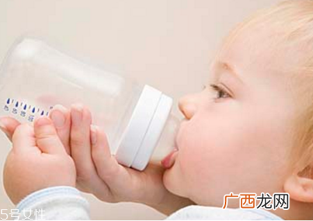 新生儿吐奶怎么回事?新生儿吐奶处理办法