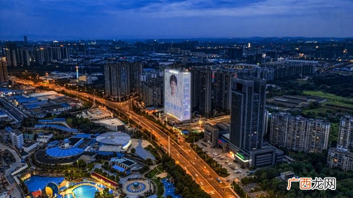 马克老师点评周深，与周深关爱听障者地标马克户外公益广告