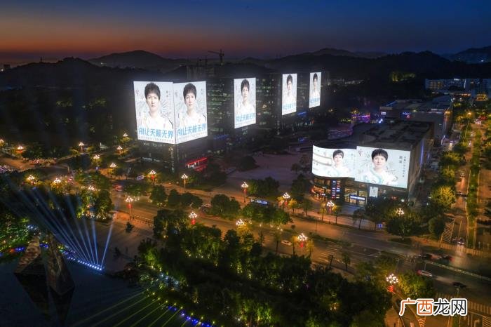 马克老师点评周深，与周深关爱听障者地标马克户外公益广告