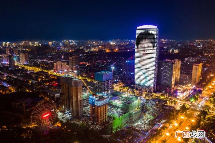 马克老师点评周深，与周深关爱听障者地标马克户外公益广告