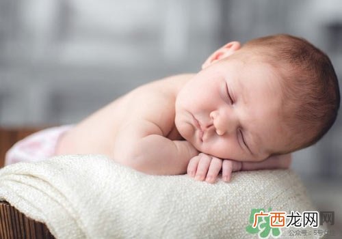 新生儿脖子有小红点是怎么回事?怎么办?