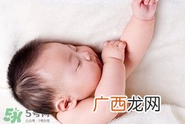 新生儿头上长小白点是怎么回事?是什么原因?