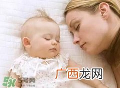 新生儿头上长小白点是怎么回事?是什么原因?