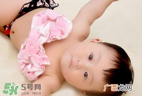 新生儿头上长小白点是怎么回事?是什么原因?